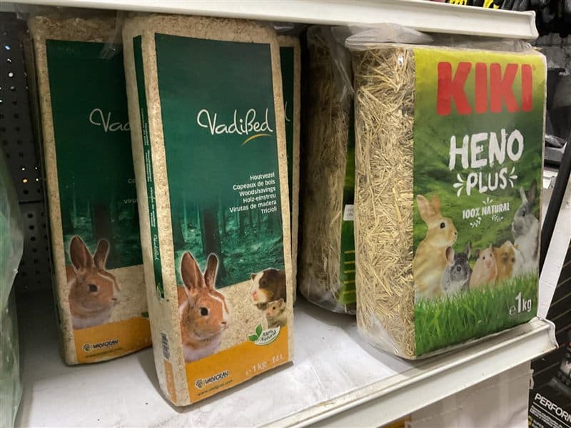 Amplia variedad de artículos de alimentación animal y equitación en Forrajes Salnés, Mosteiro