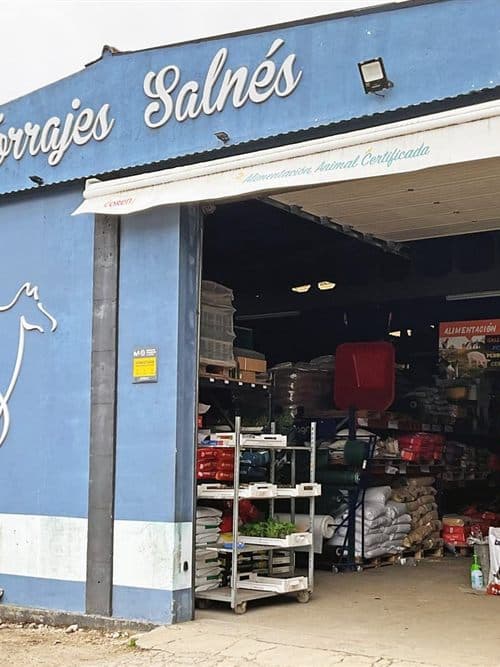 Forrajes Salnés, tienda de alimentación animal y equitación en Mosteiro